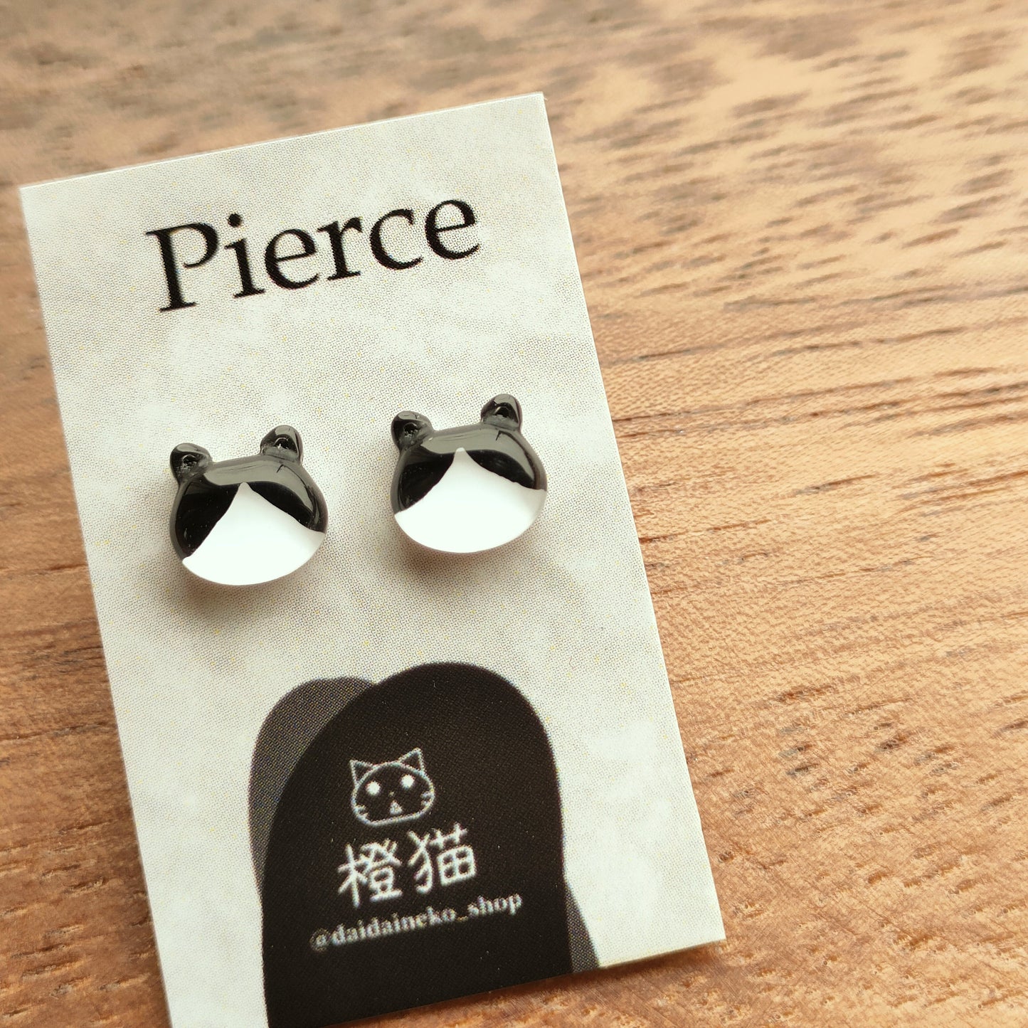ガラスのぷっくり猫　ピアス・イヤリング